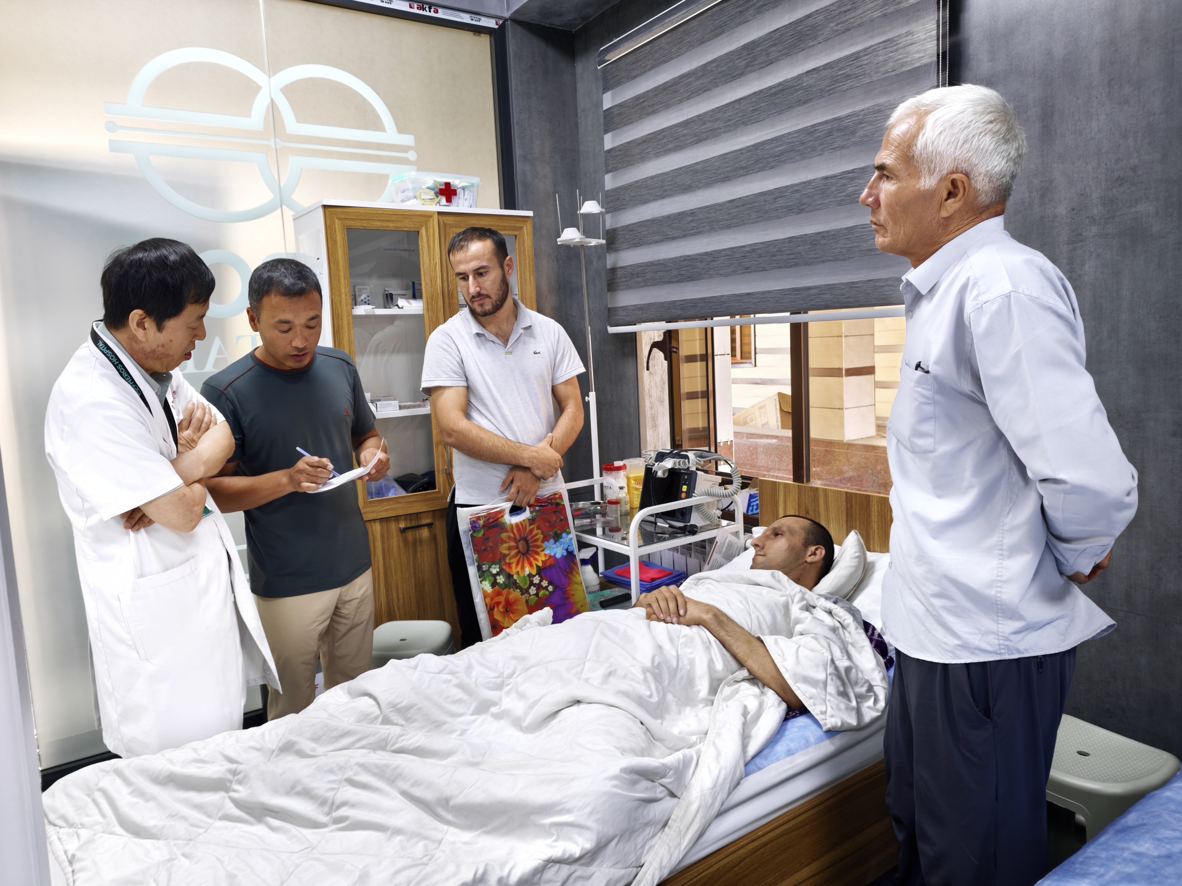 Doctor speaking with a patient and family at the bedside